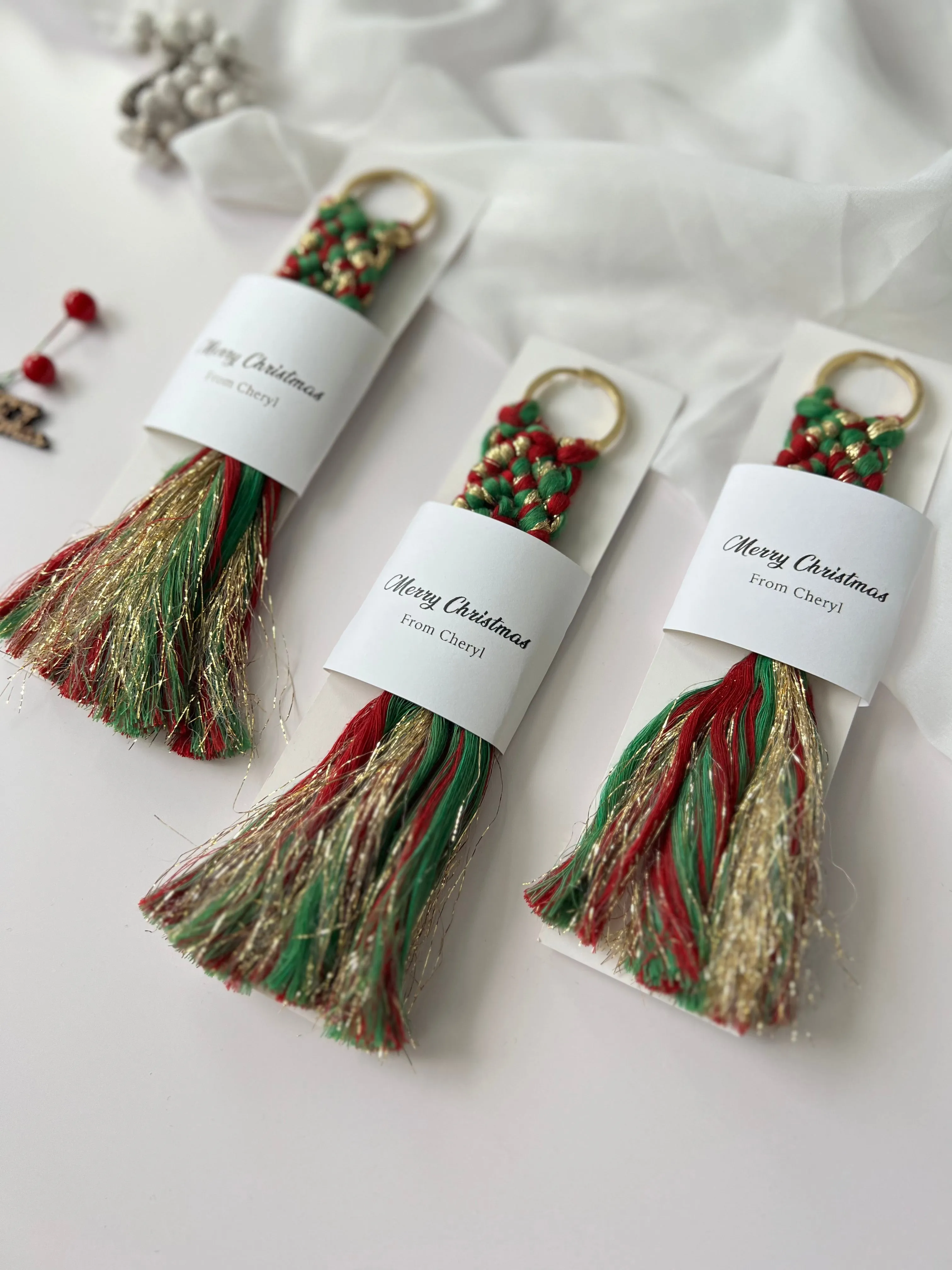 Christmas Keychain Favors for Guests - Personalized Macrame Favors in Red and Gold