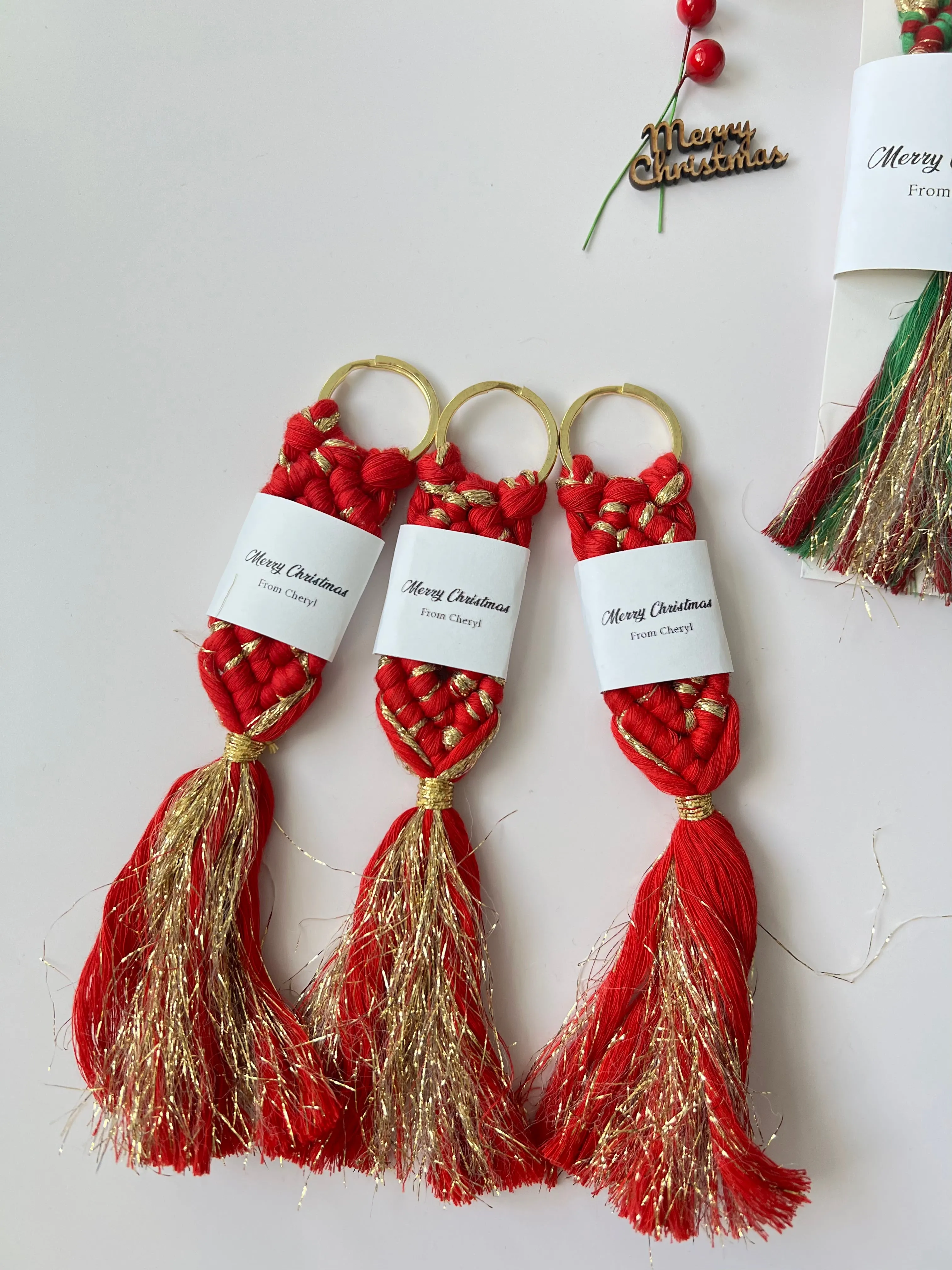 Christmas Keychain Favors for Guests - Personalized Macrame Favors in Red and Gold