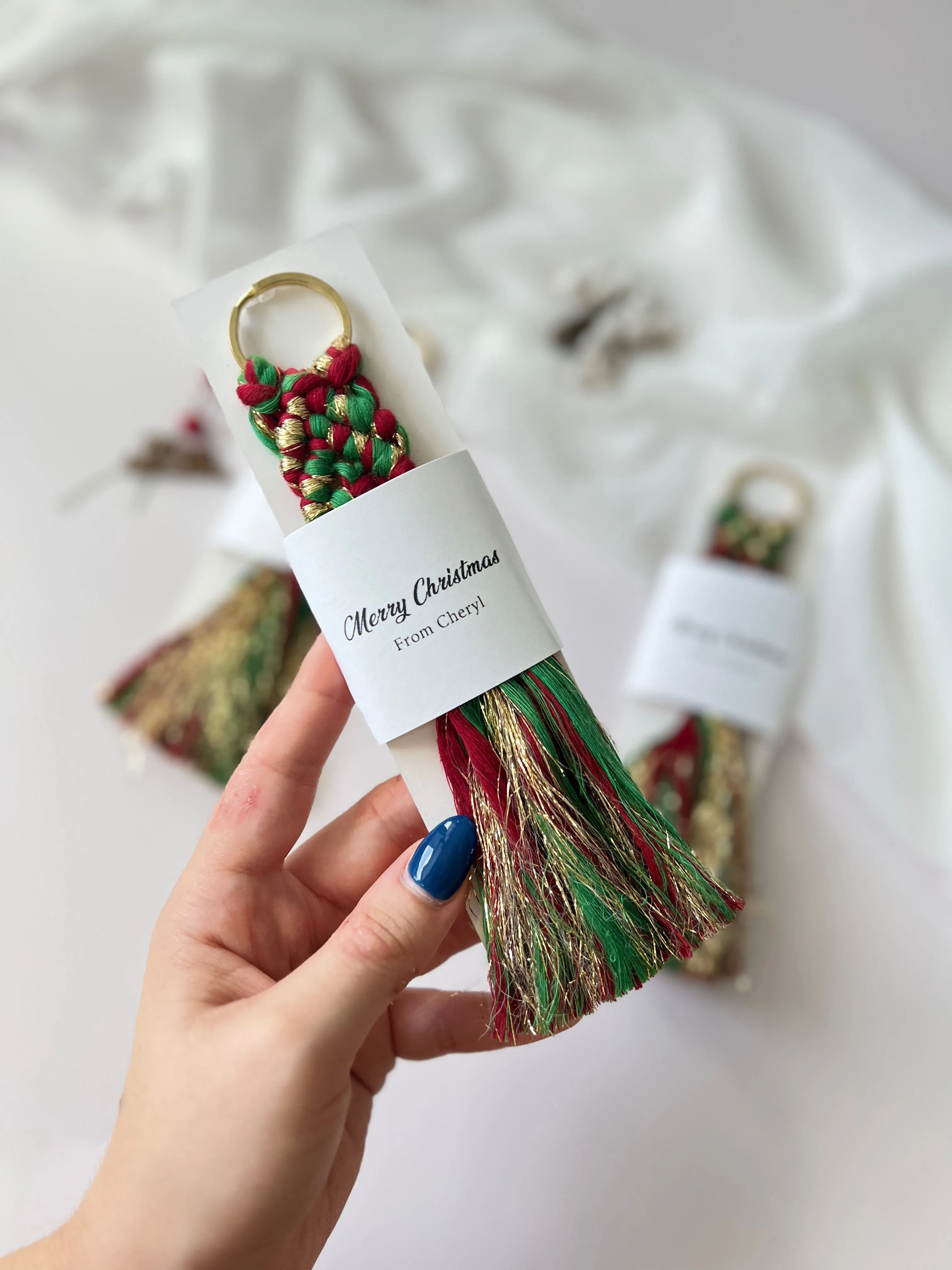 Christmas Keychain Favors for Guests - Personalized Macrame Favors in Red and Gold