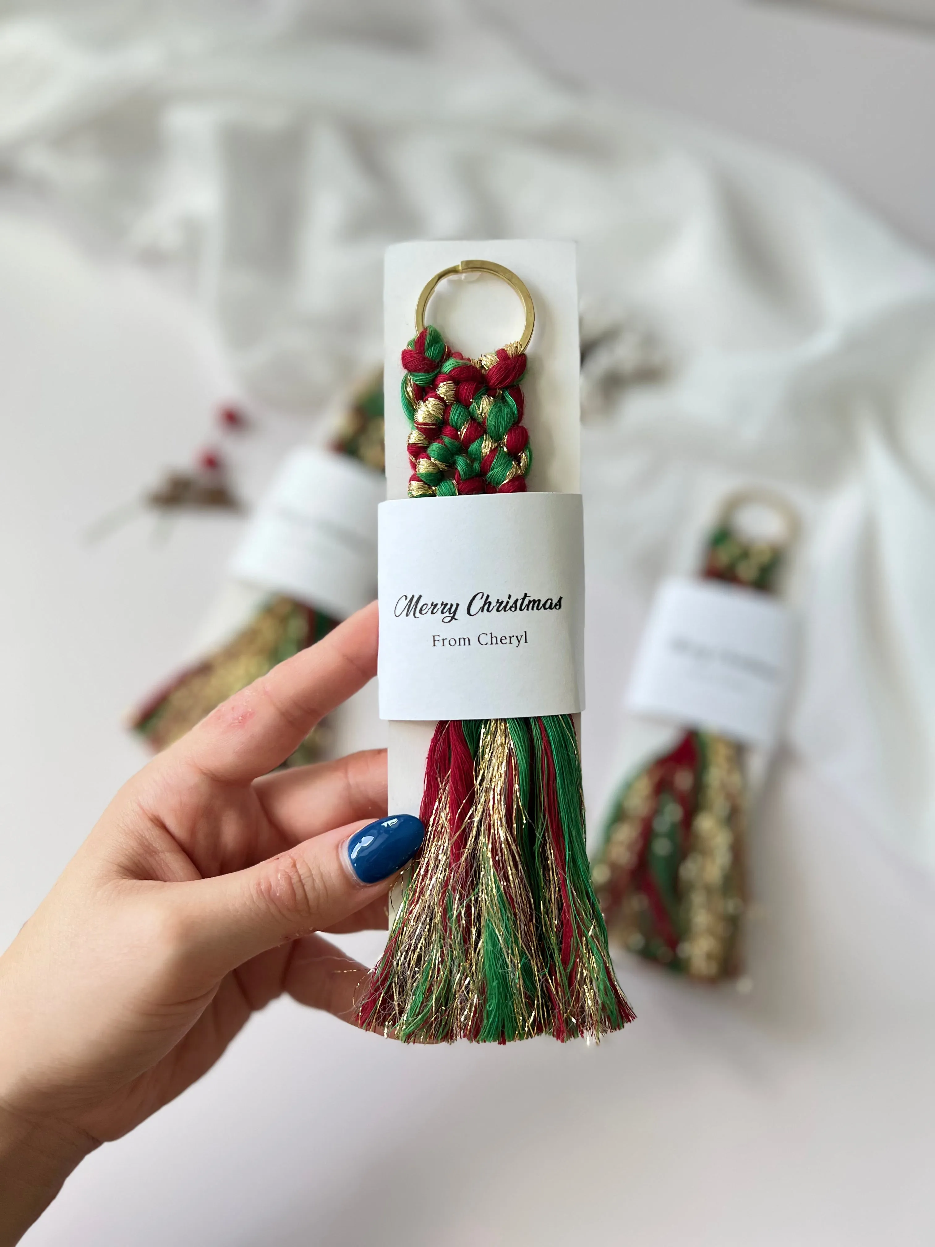 Christmas Keychain Favors for Guests - Personalized Macrame Favors in Red and Gold