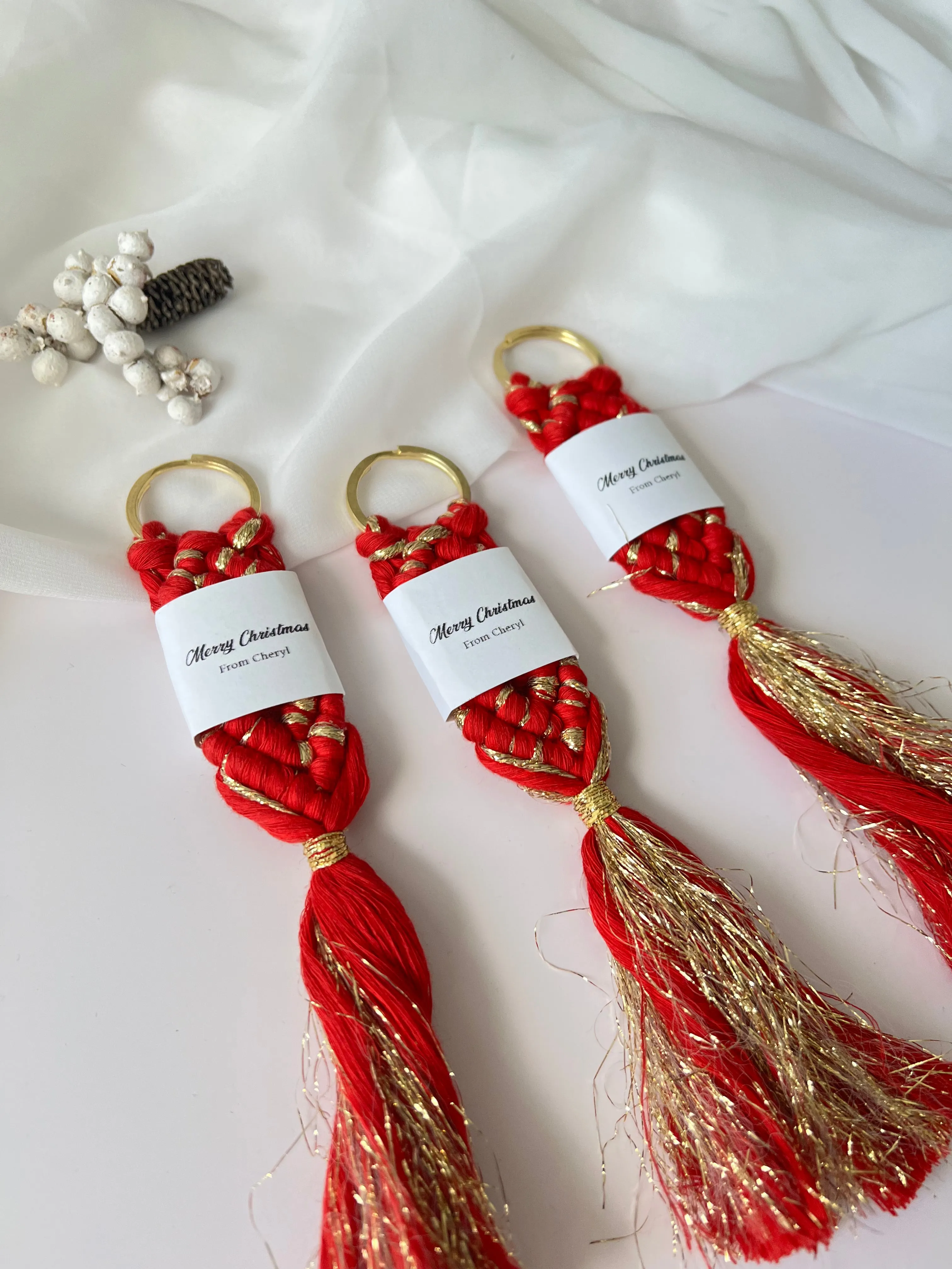 Christmas Keychain Favors for Guests - Personalized Macrame Favors in Red and Gold