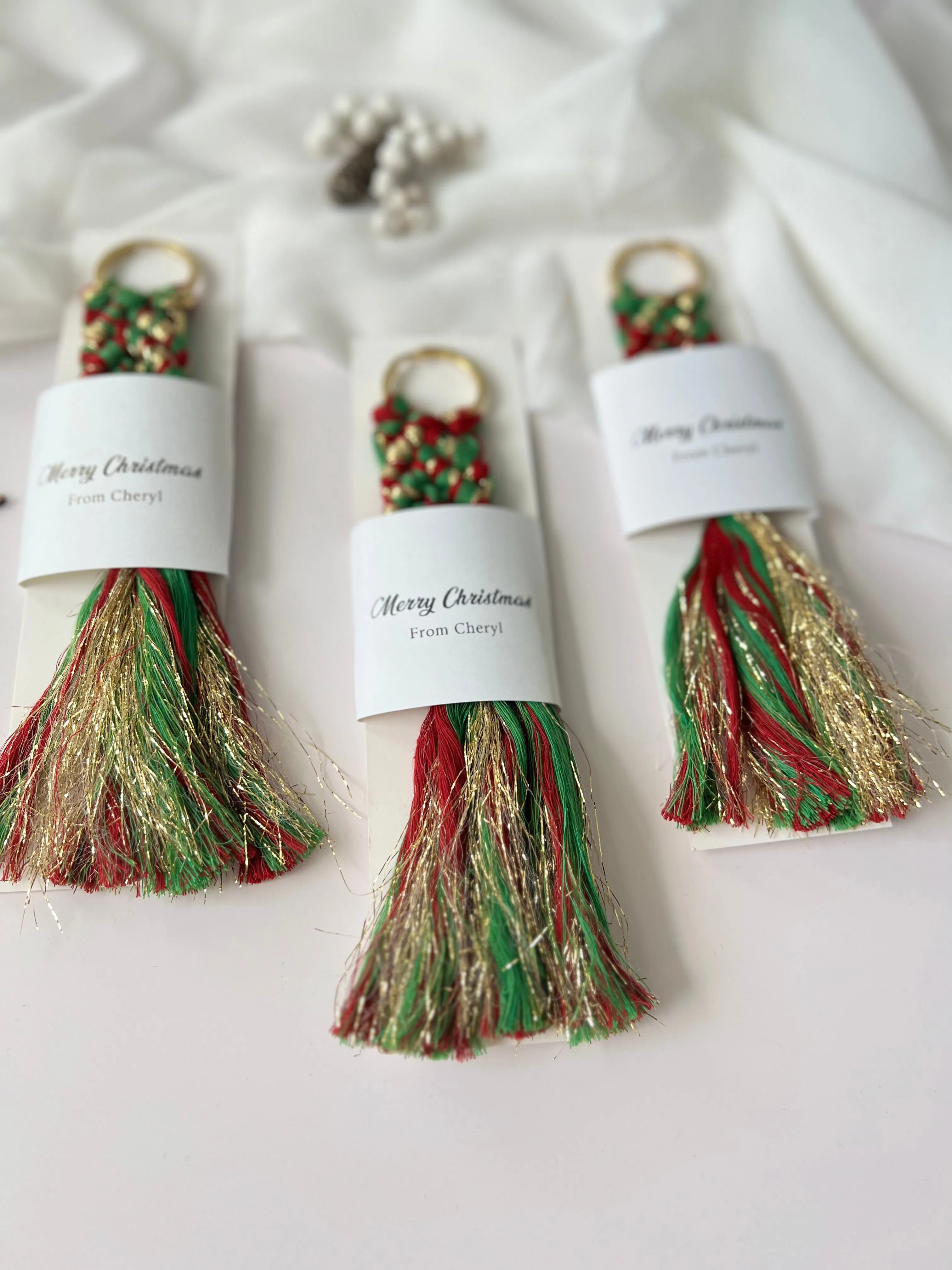 Christmas Keychain Favors for Guests - Personalized Macrame Favors in Red and Gold