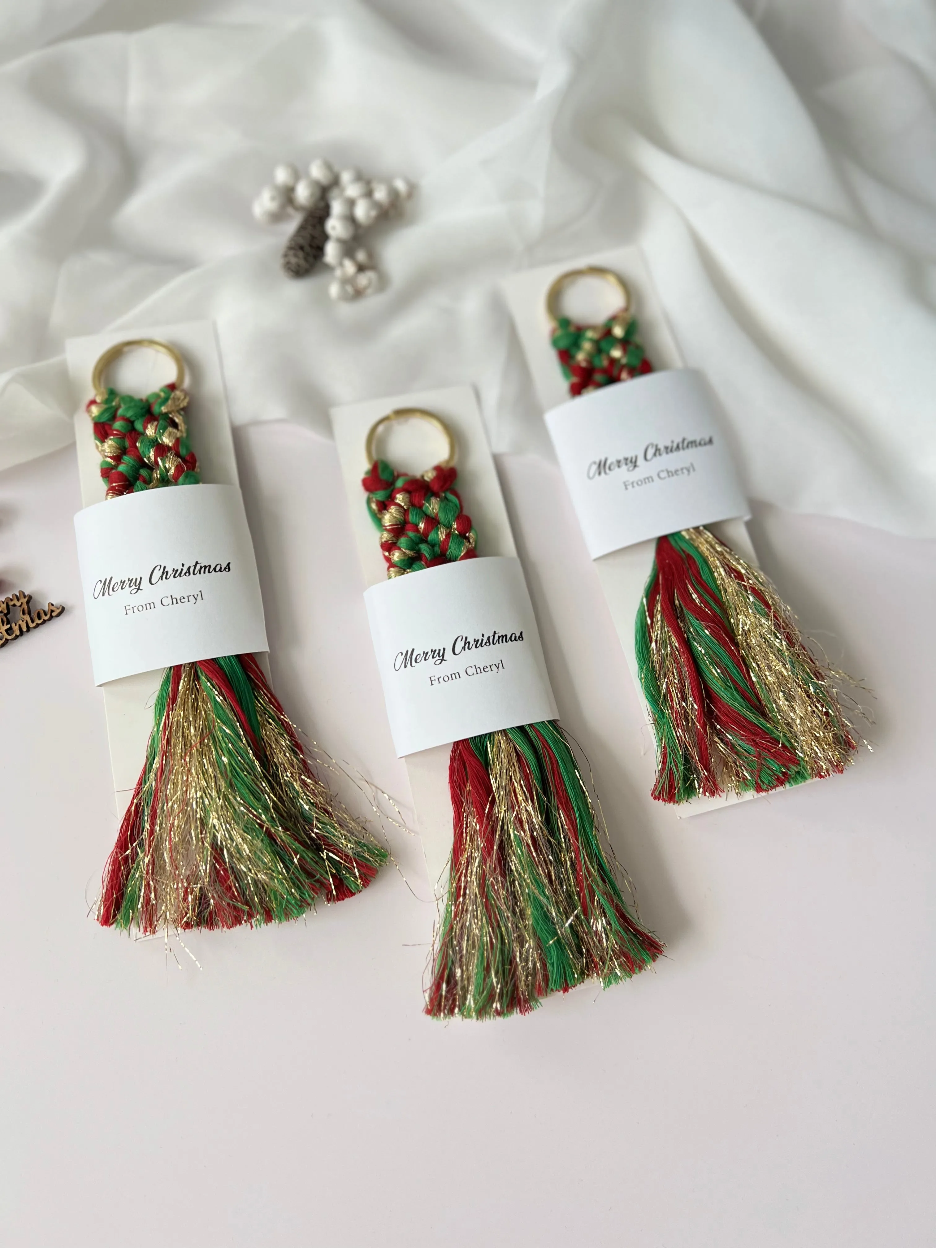 Christmas Keychain Favors for Guests - Personalized Macrame Favors in Red and Gold