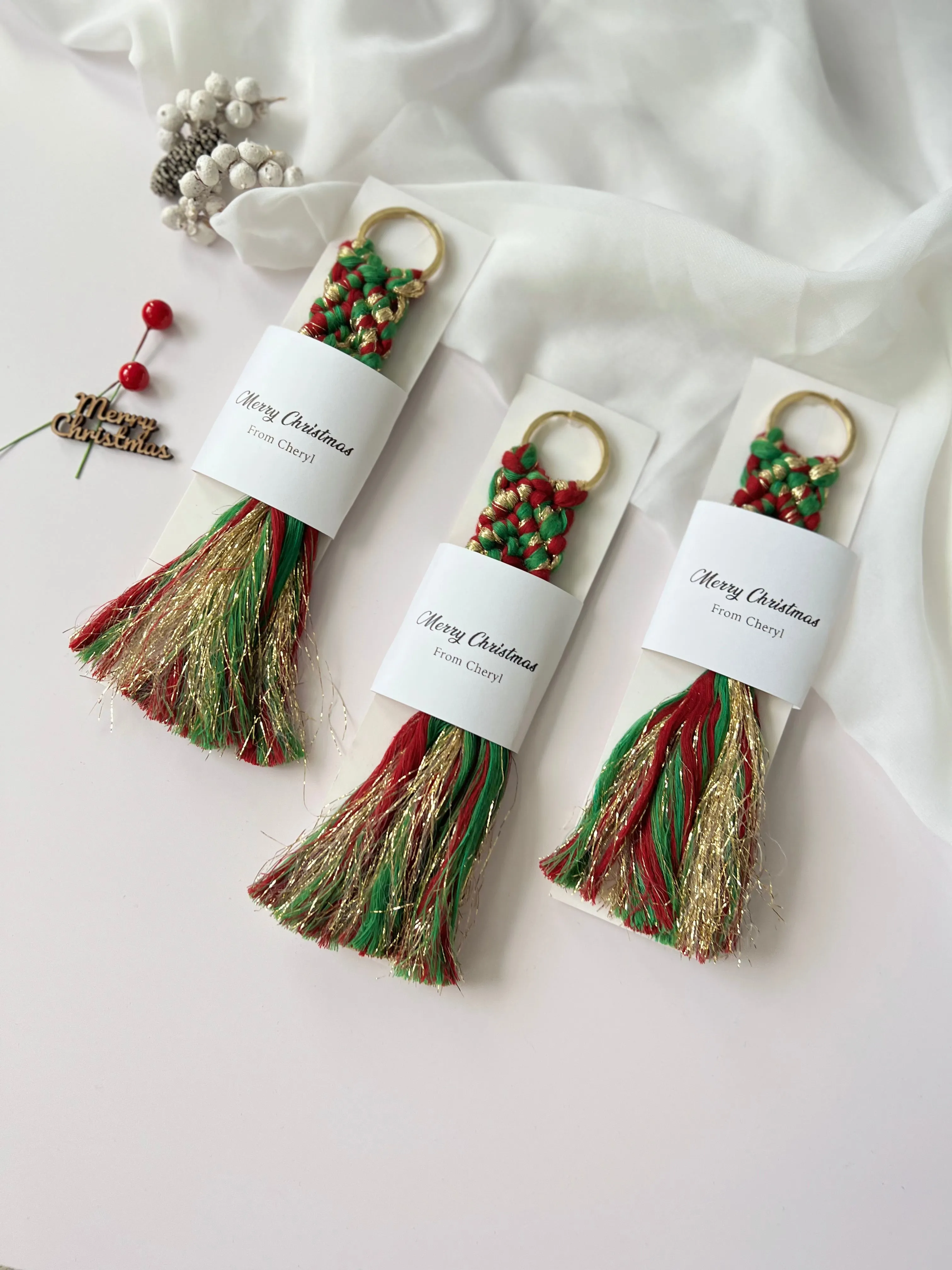 Christmas Keychain Gifts for Guests - Personalized Macrame Favors in Red and Green